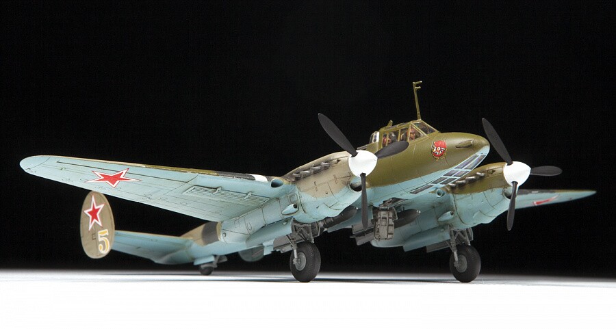 Сборная модель Zvezda Советский пикирующий бомбардировщик Пе-2