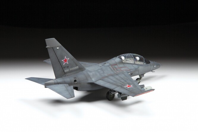 Сборная модель Zvezda Российский легкий бомбардировщик Як-130