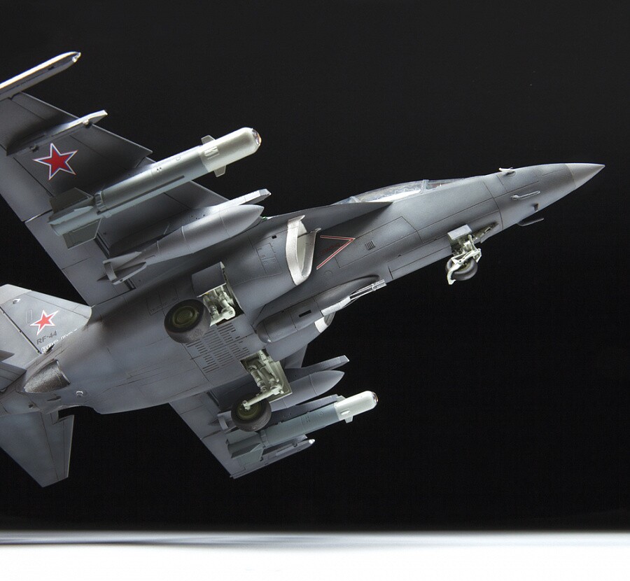 Сборная модель Zvezda Российский легкий бомбардировщик Як-130