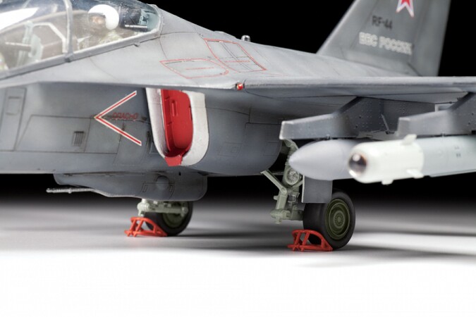 Сборная модель Zvezda Российский легкий бомбардировщик Як-130