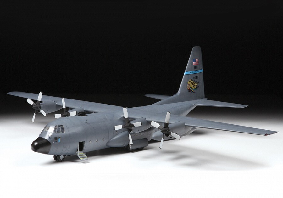 Сборная модель Zvezda Американский военно-транспортный самолет С-130