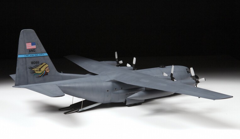 Сборная модель Zvezda Американский военно-транспортный самолет С-130